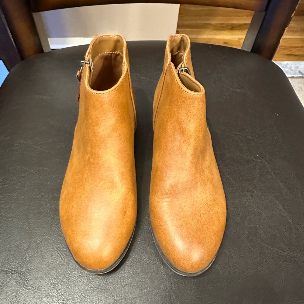 Girls Cat & Jack boots Size 2